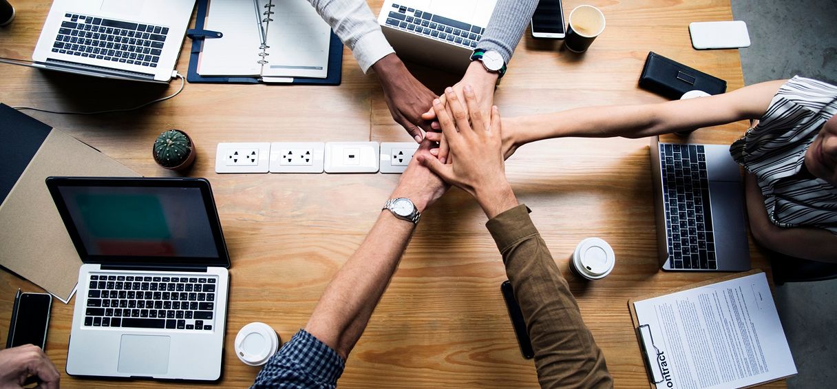 Esprit d’équipe entre développeurs IT chez Escouade Madagascar favorisant engagement et collaboration